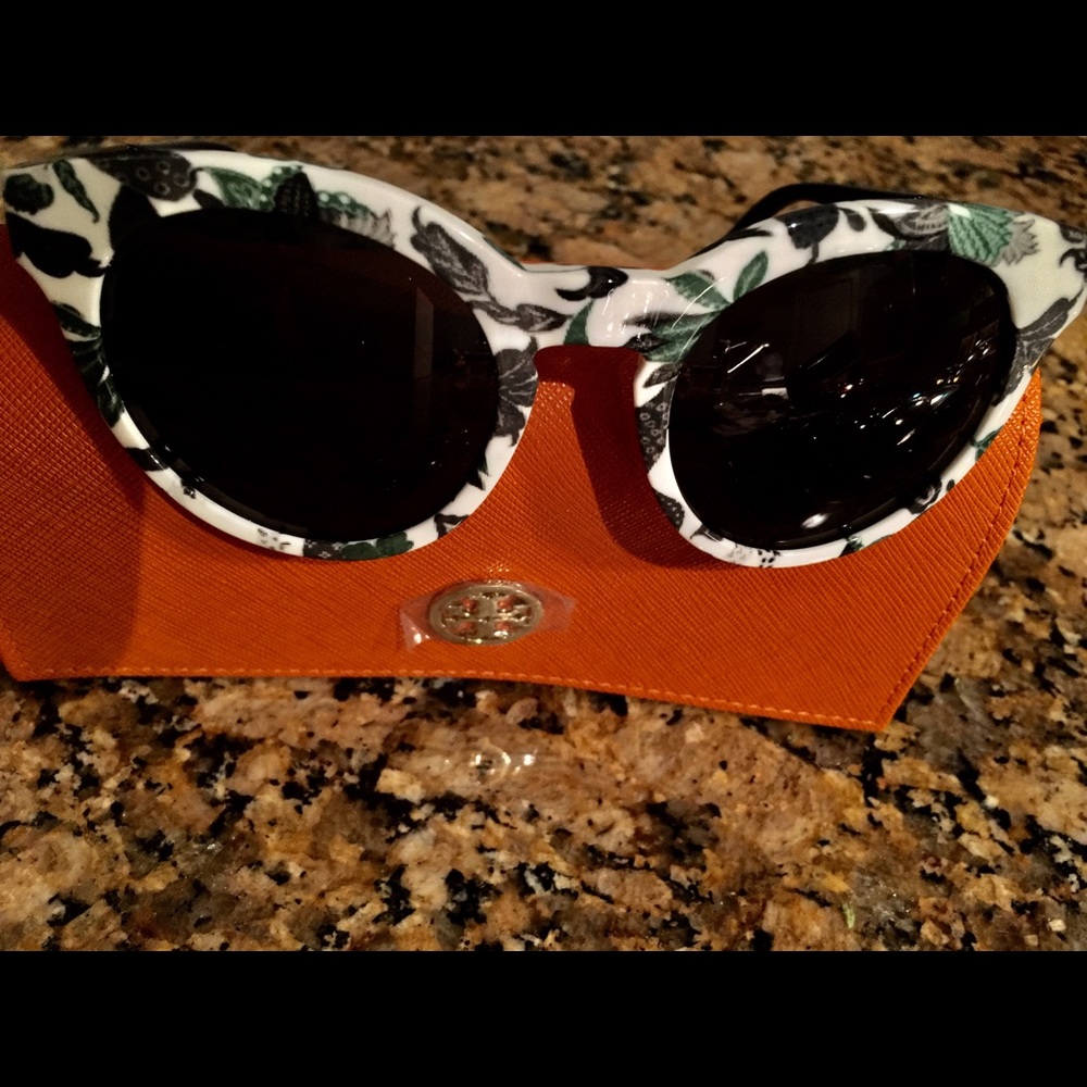 Authentic TORY BURCH  Sunglasses 😎🌞TY9044